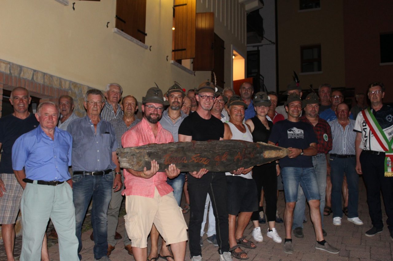 «Terra sacra agli alpini» sul rostro ligneo del Ponte Degli Alpini