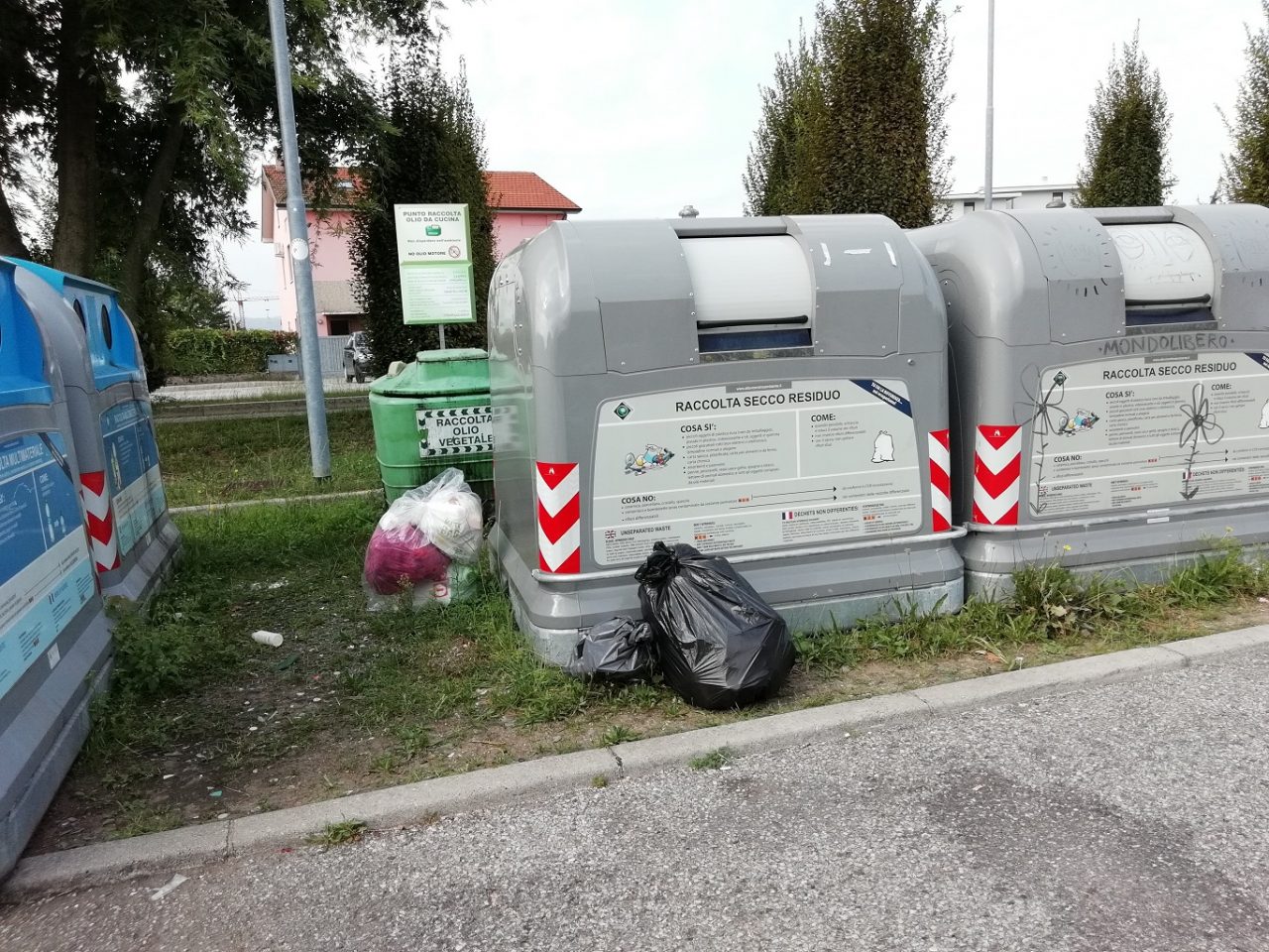 Turismo dei rifiuti nell’Altovicentino: sacchetto del secco con microchip a Thiene