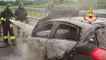 Auto in fiamme sull’autostrada: il conducente scende appena in tempo
