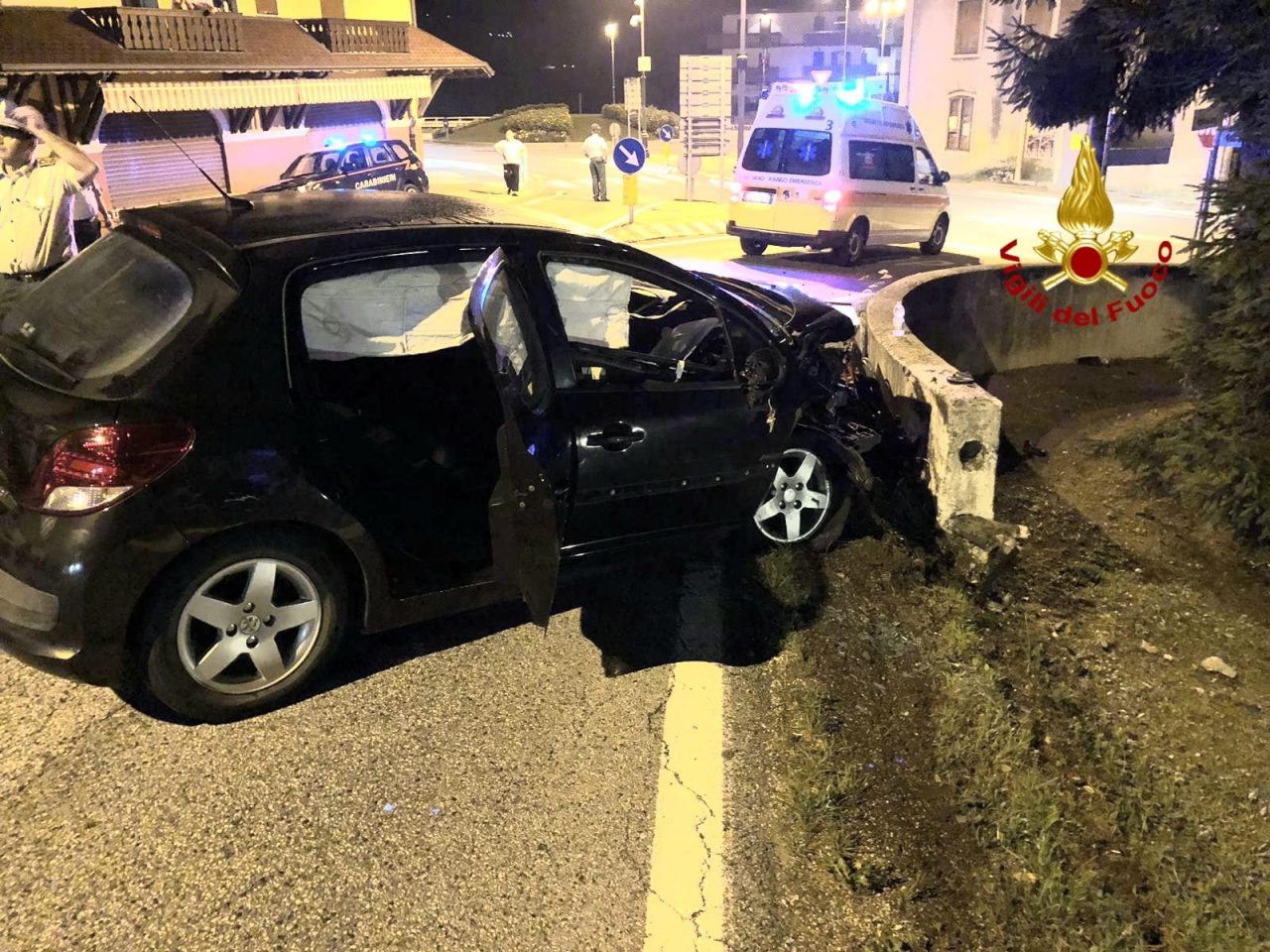 Roana, perdono il controllo dell’auto e finiscono contro un muretto