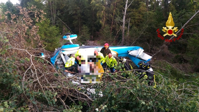 Aereo da turismo precipita in un bosco a Gallio: feriti i due piloti