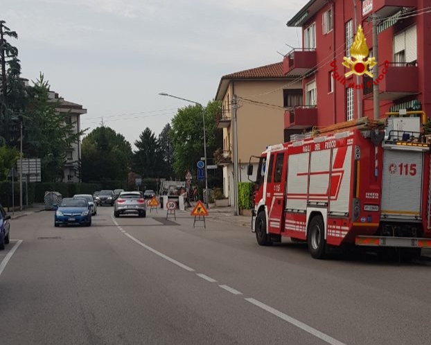 Fuga di gas in città: vigili del fuoco al lavoro