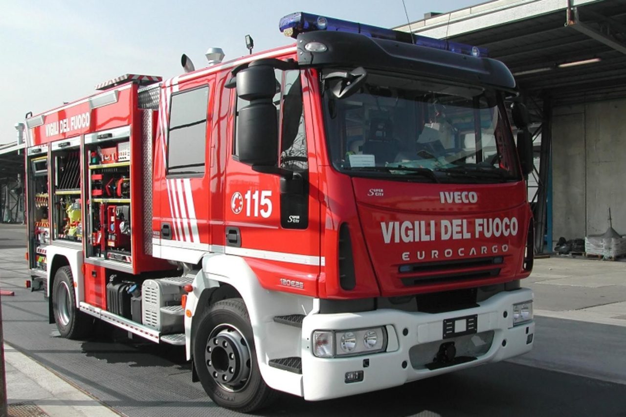 Auto a fuoco in autostrada a Montecchio