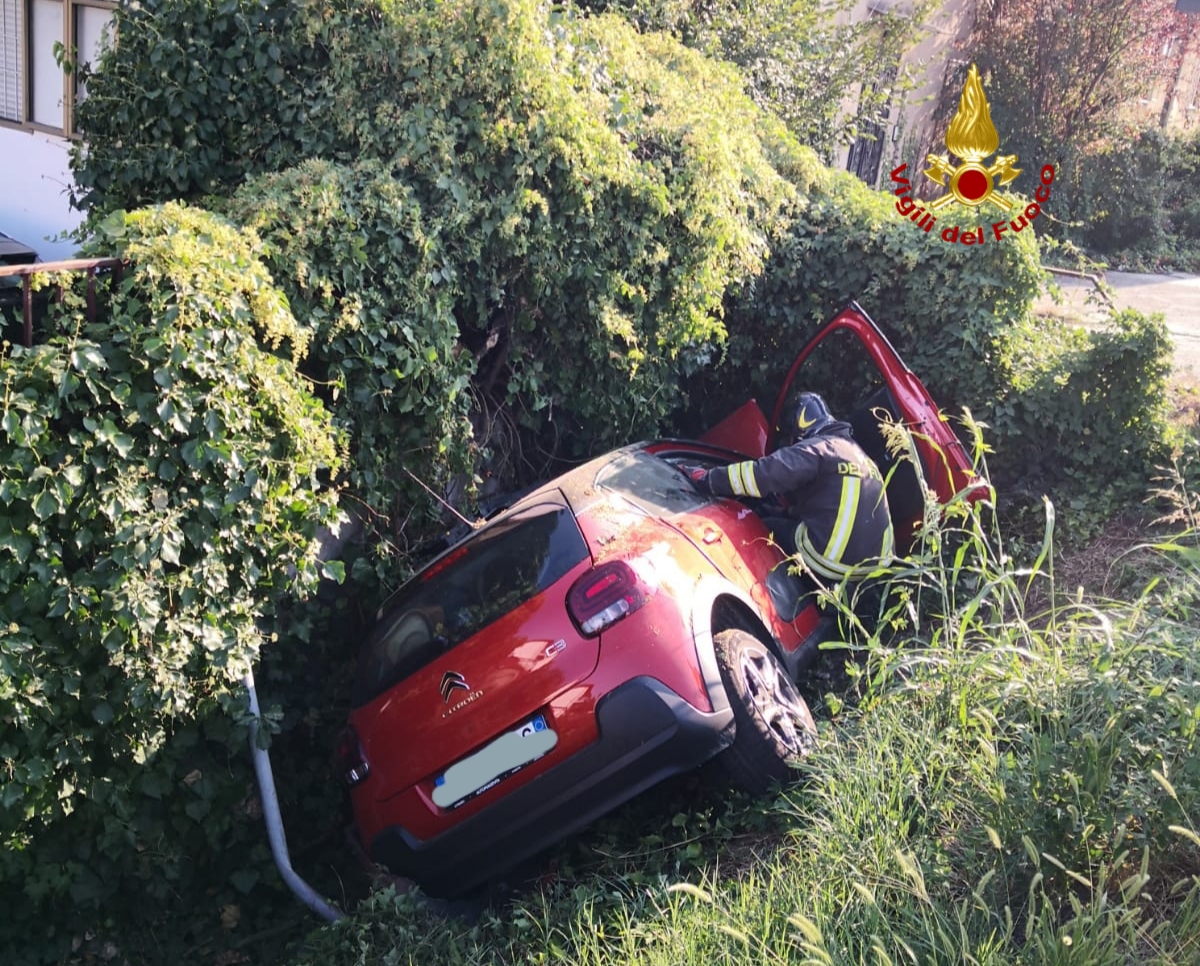 Auto finisce nel fossato: due feriti