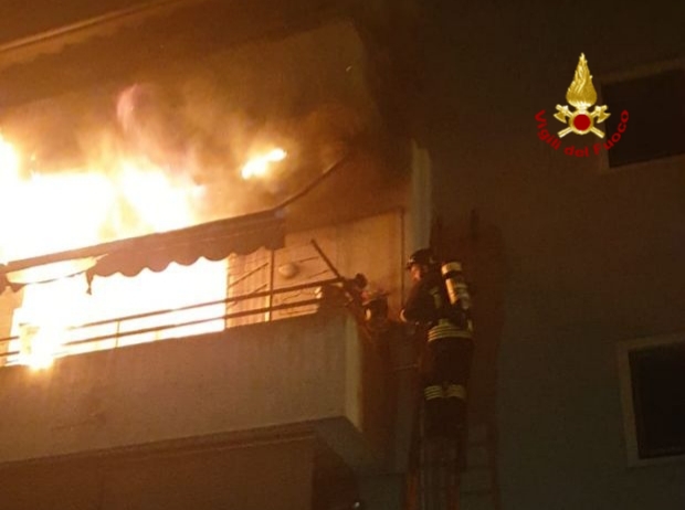 Appartamento in fiamme: Salvata una donna