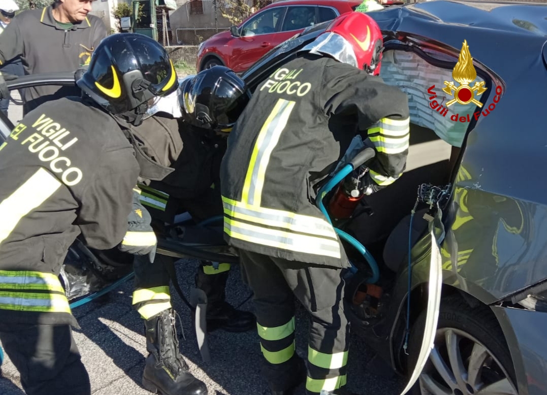 Carambola sulla strada San Feliciano: Coinvolte due auto e un portavalori