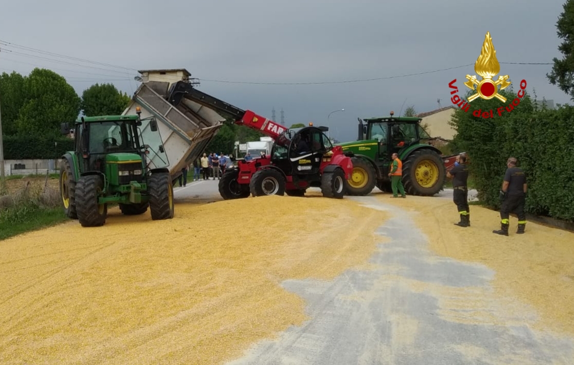 Carico di mais rovesciato a Dueville: Strada bloccata