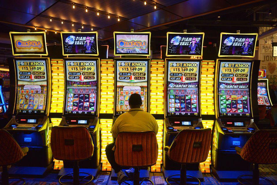 Lavoratori in nero, spaccio e slot-machine: maxi blitz della Guardia di Finanza in provincia