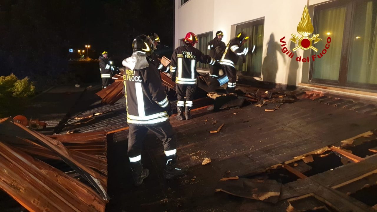 Pizzeria va a fuoco nella notte