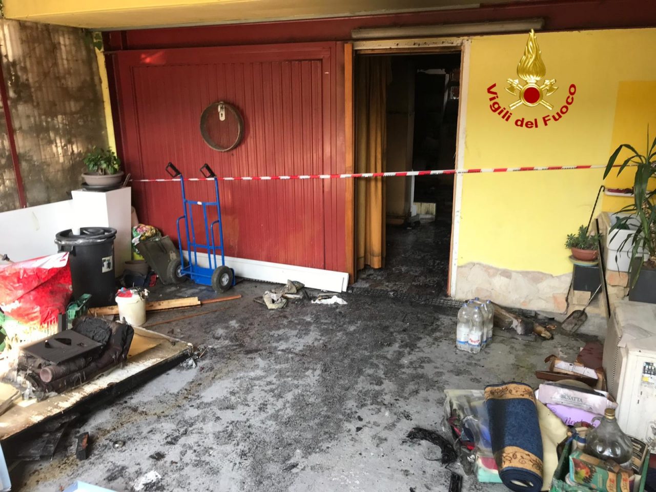 Garage in fiamme: consistenti i danni subiti