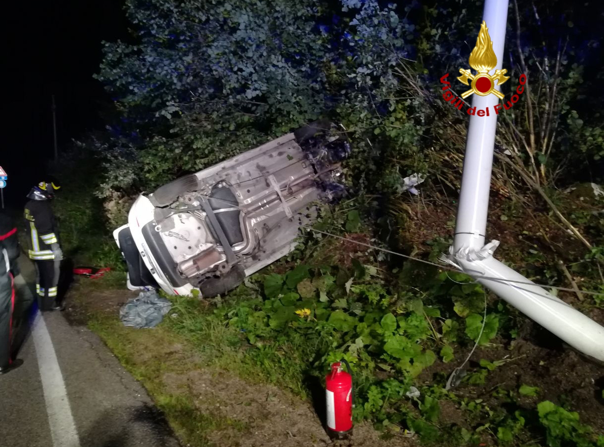 Incidente a Conco: perde il controllo e l’auto si rovescia