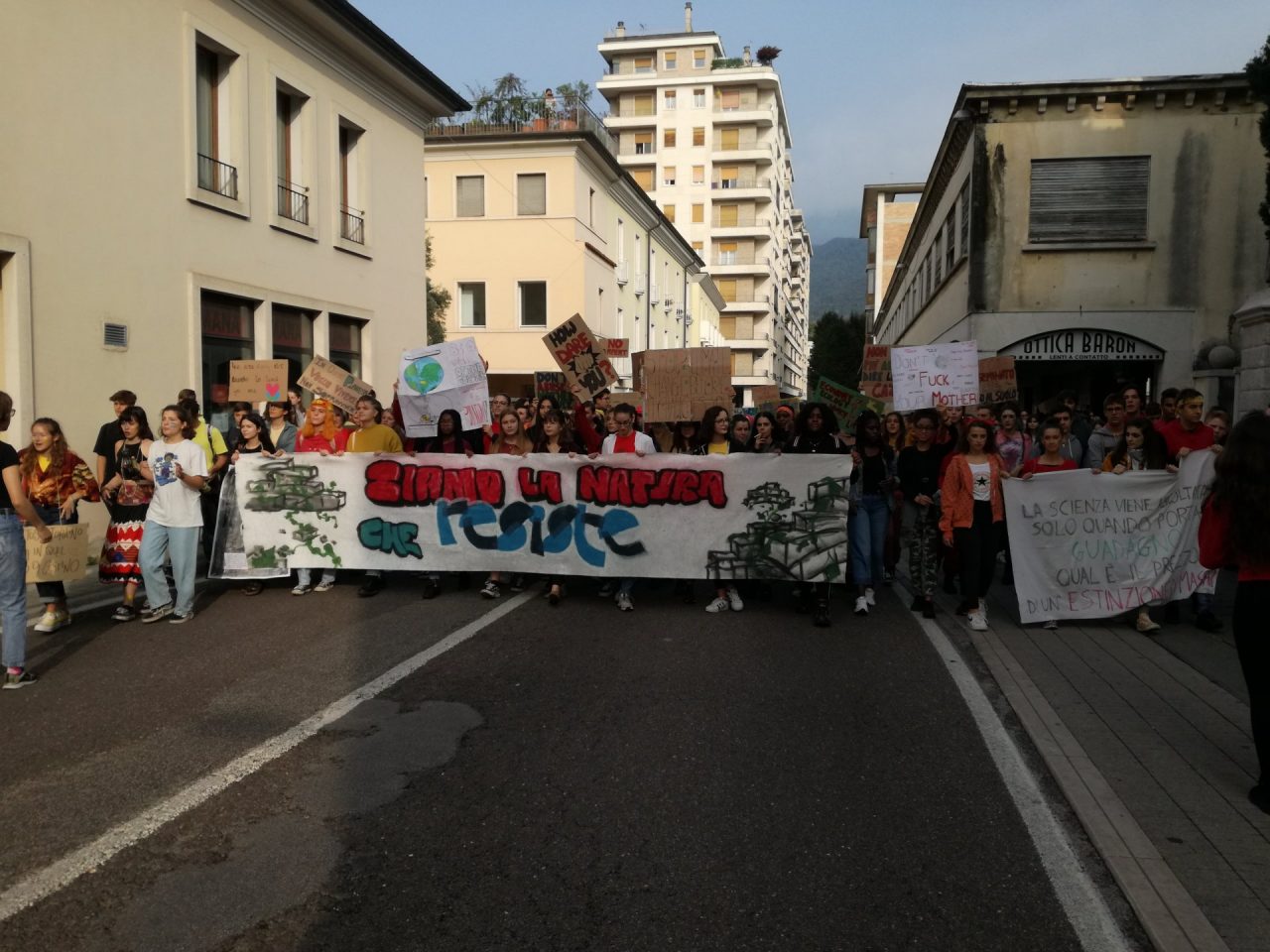 A Schio gli studenti “invadono” la piazza per difendere l’ambiente