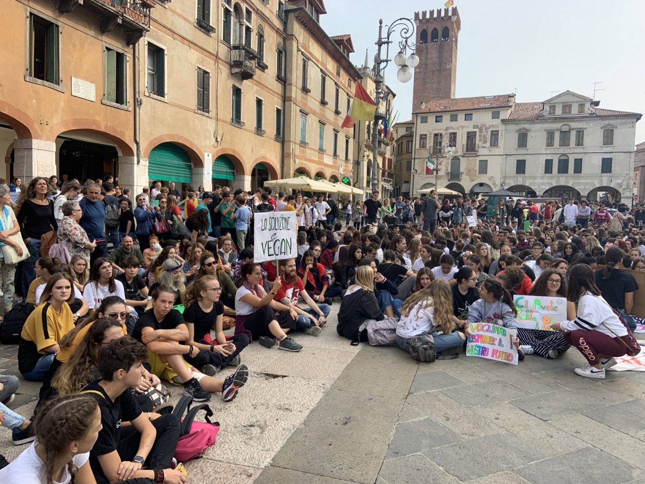 Friday for future: Piazza Libertà invasa dai “Non indifferenti”
