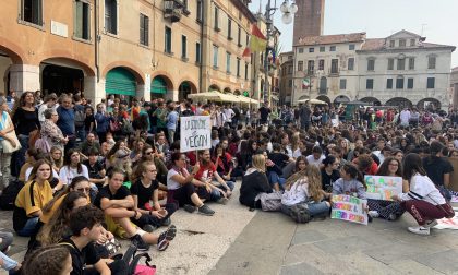 Friday for future: Piazza Libertà invasa dai "Non indifferenti"