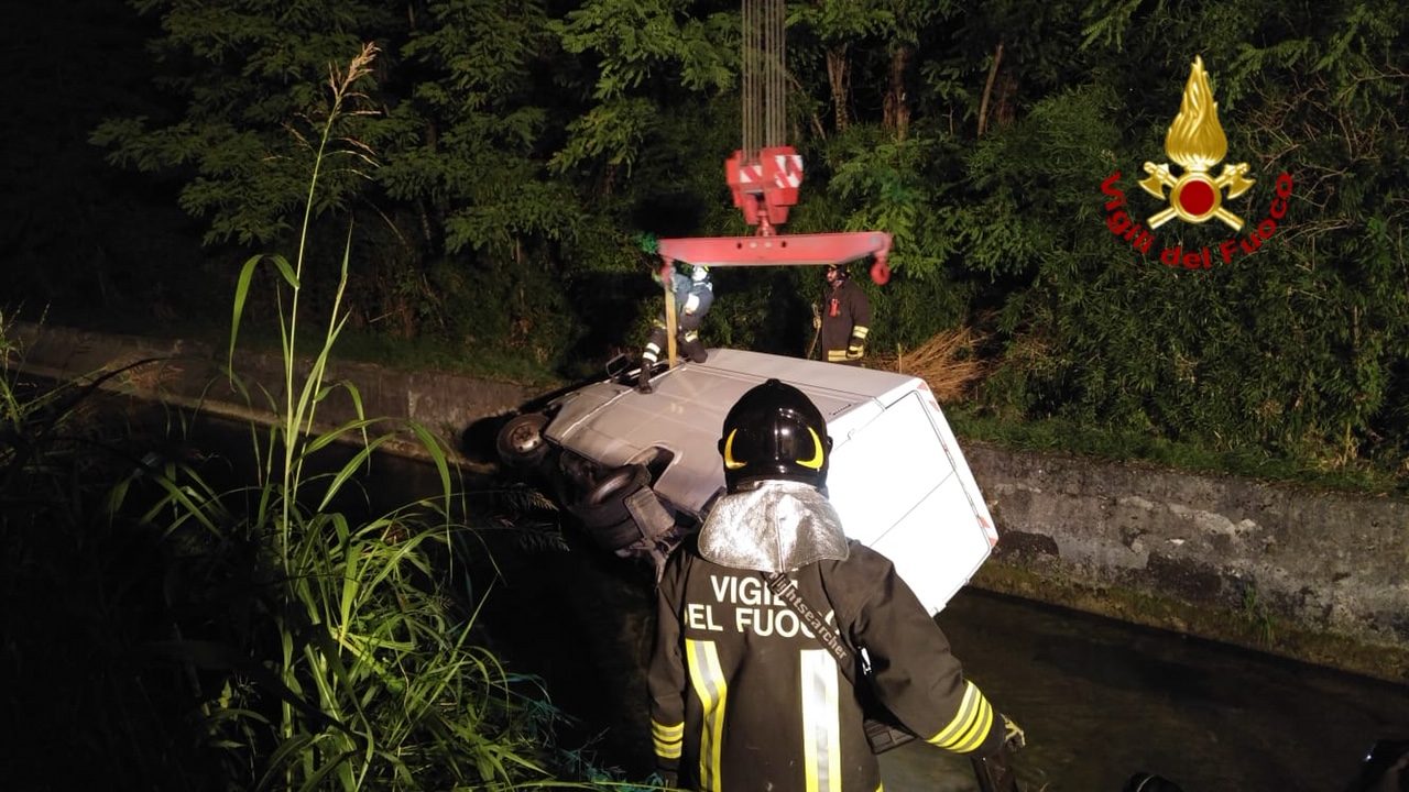 Furgone si rovescia in un fossato durante la notte
