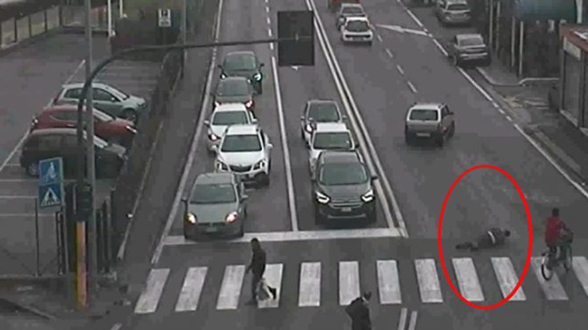 Finge investimento sulle strisce, le telecamere lo smascherano VIDEO