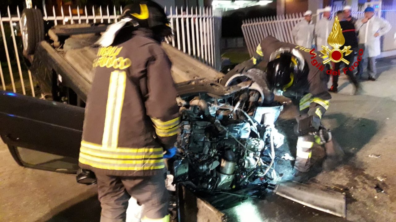 Auto finisce rovesciata e va a sbattere contro il cancello di un’azienda