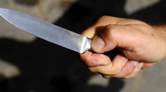 Accoltella il convivente durante una violenta lite: 35enne denunciato