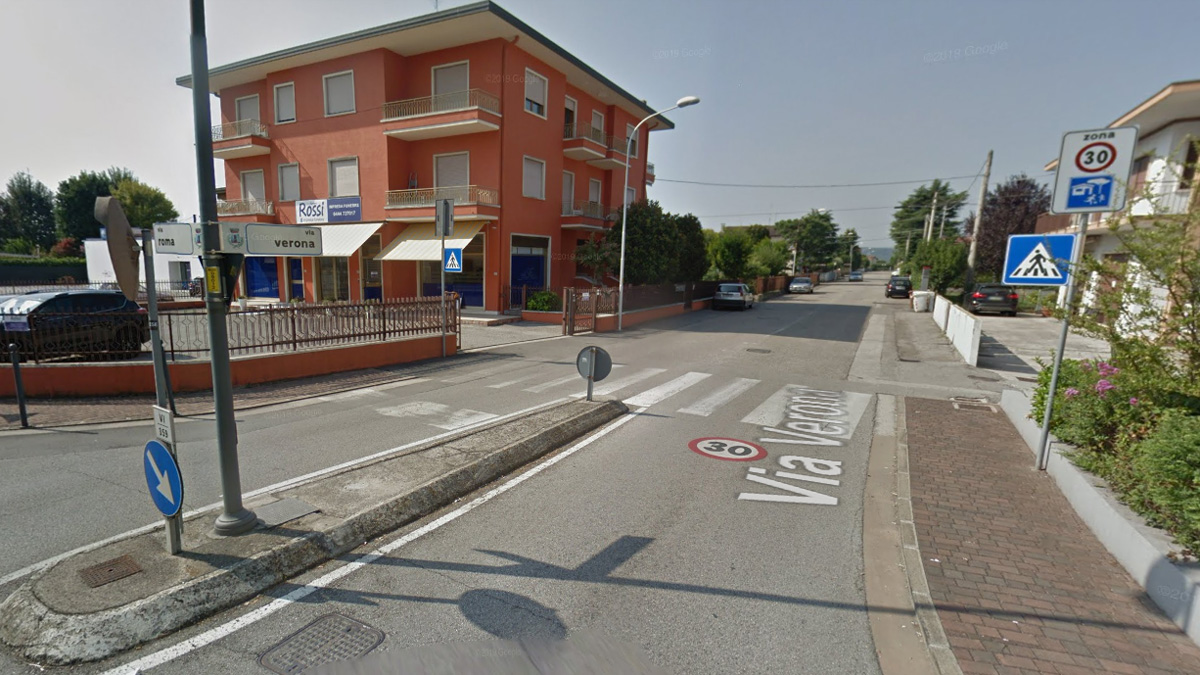 Torna a casa e viene aggredito da un rapinatore