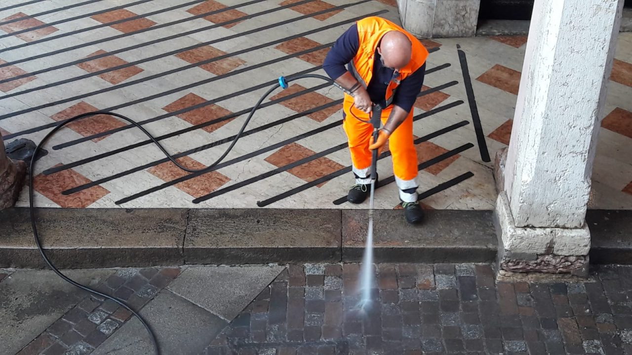 Centro storico: Intervento di pulizia con l’idropulitrice