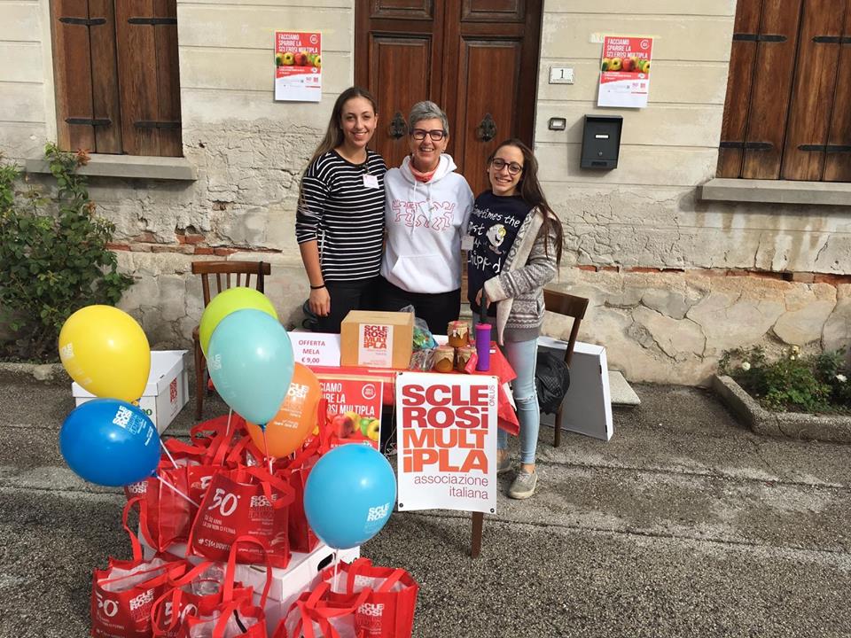 Solidarietà in piazza con «La mela di Aism»