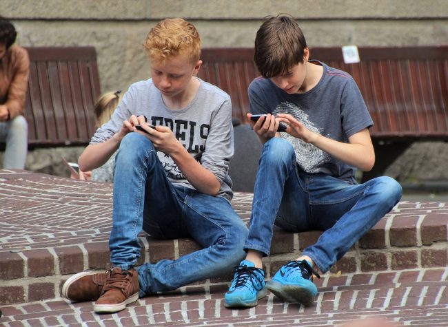 Adolescenti e social network: Una lezione di sopravvivenza per genitori ed educatori