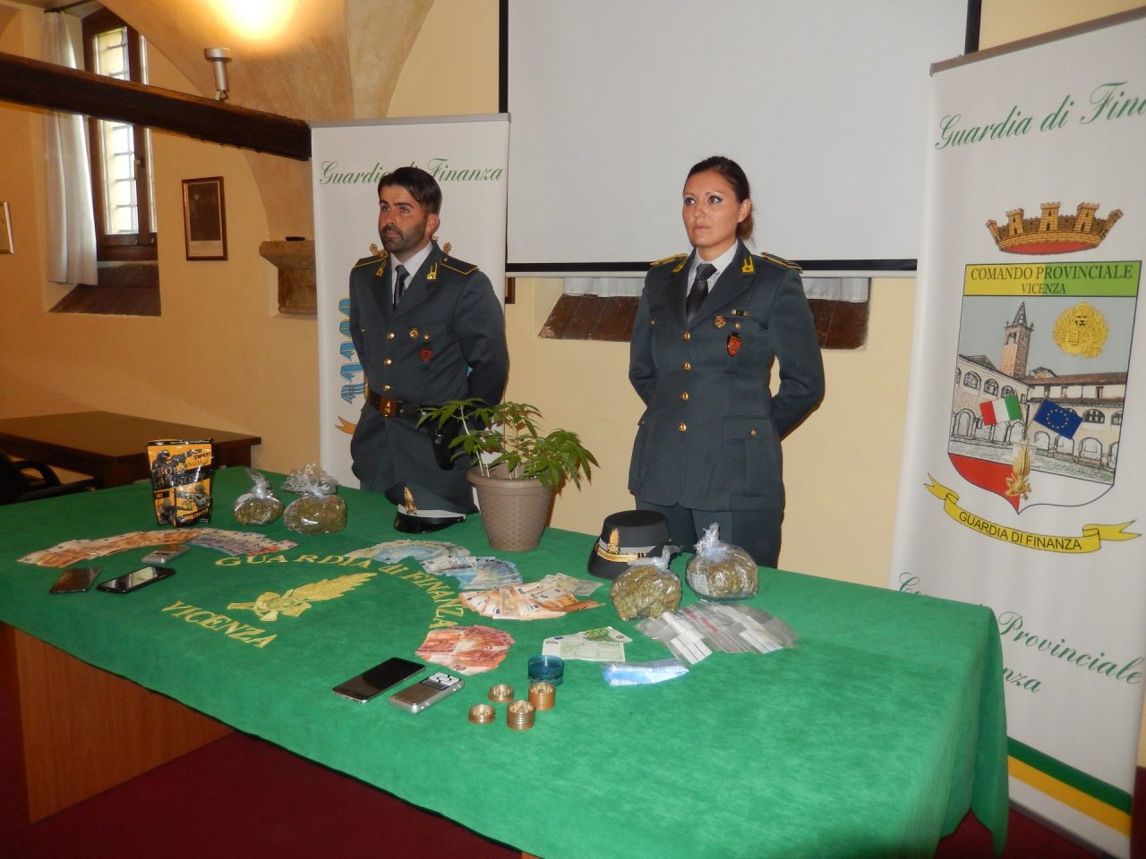 Blitz notturno per contrastare lo spaccio: Due arresti e una denuncia
