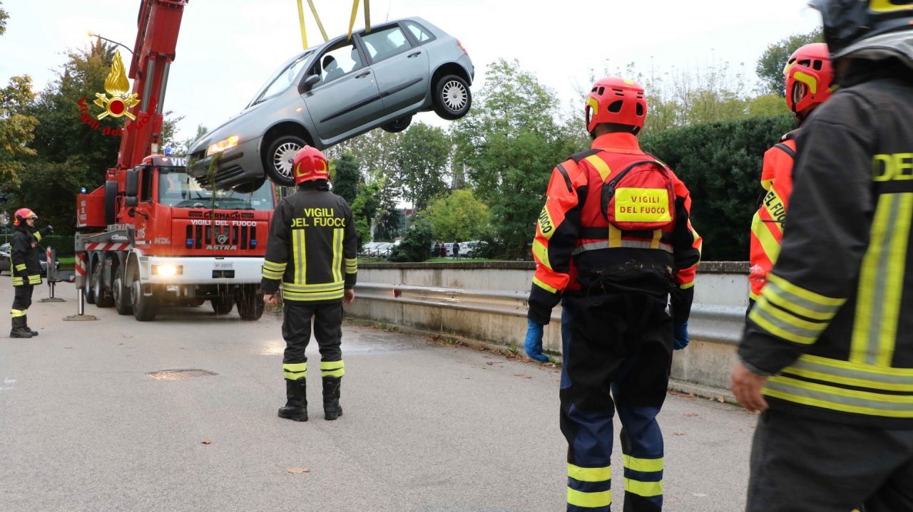 Auto finisce nell’Astichello all’altezza dell’ospedale San Bortolo: Recuperata VIDEO