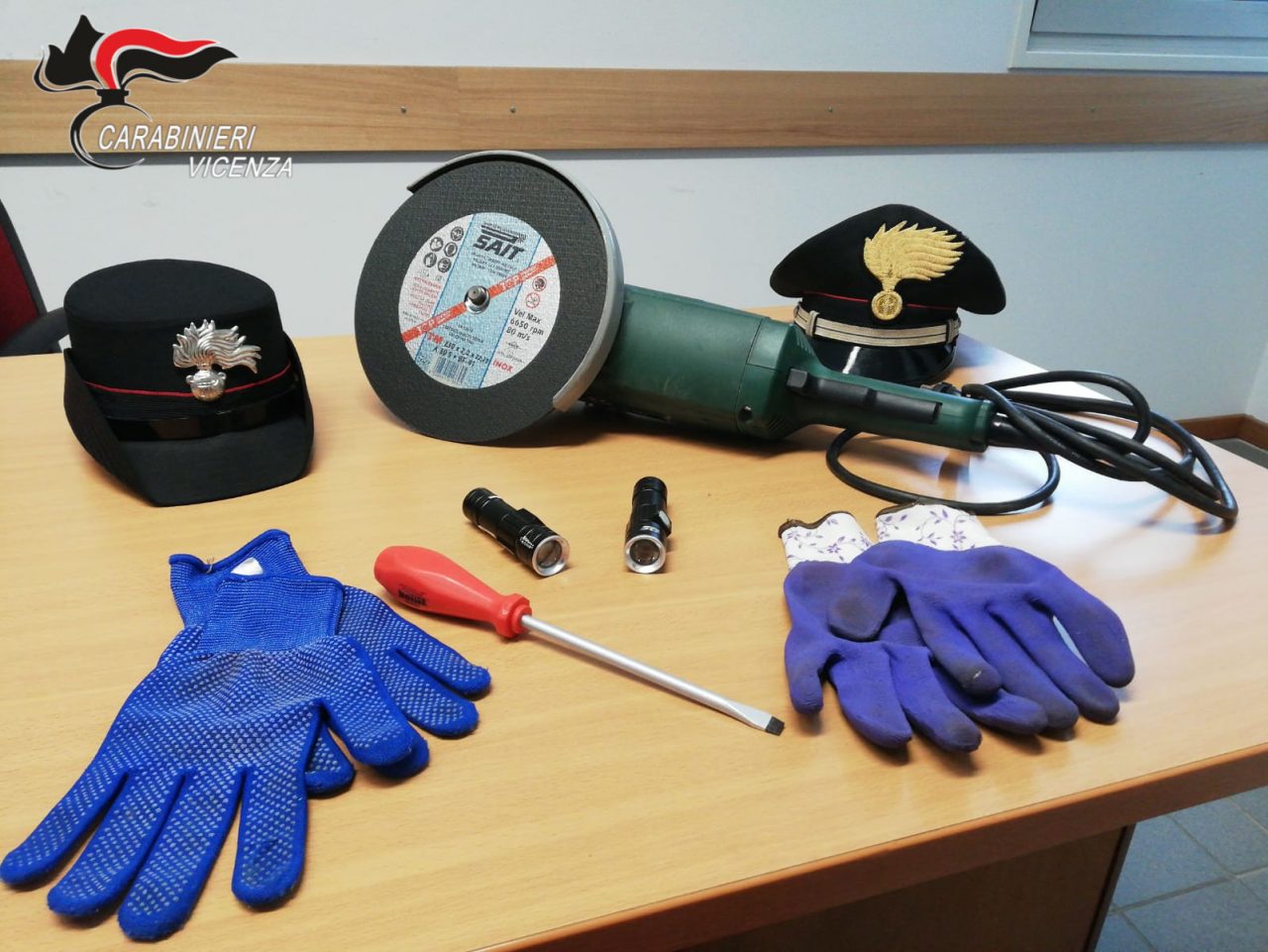 Denunciati due albanesi per possesso di arnesi atti allo scasso