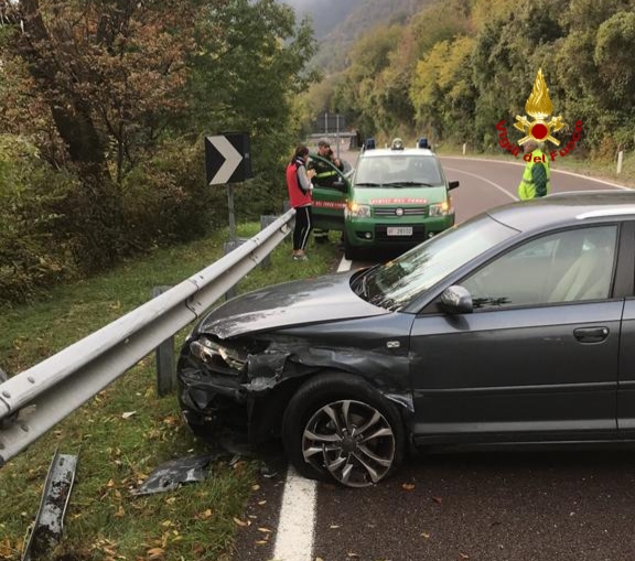 Perde il controllo lungo la strada del Costo e finisce contro il guardrail