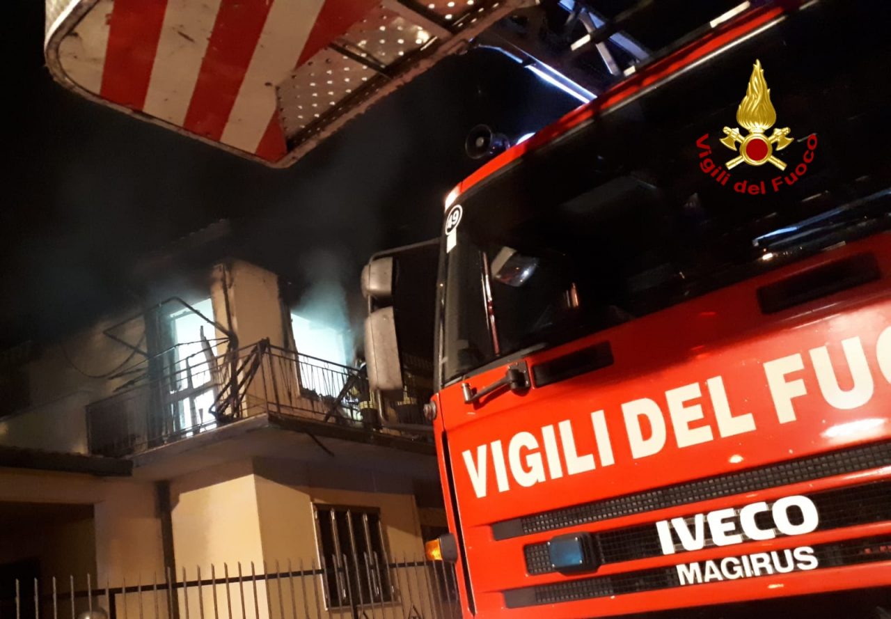In fiamme un’abitazione: distrutto il primo piano