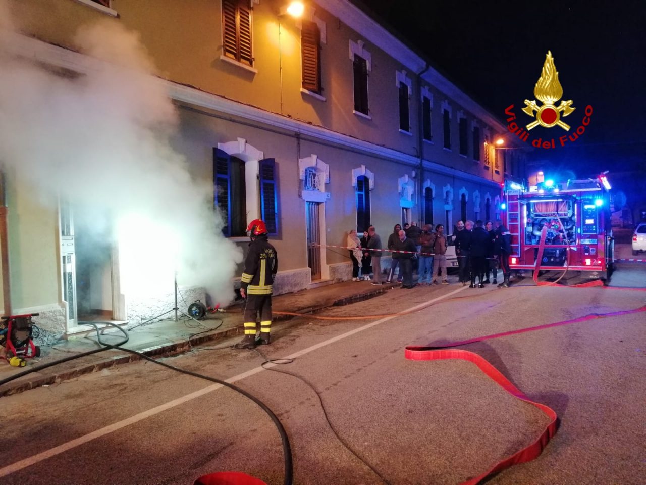 Casa in fiamme: L’intera abitazione danneggiata dal fumo