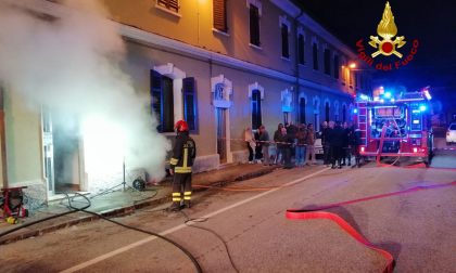 Casa in fiamme: L'intera abitazione danneggiata dal fumo