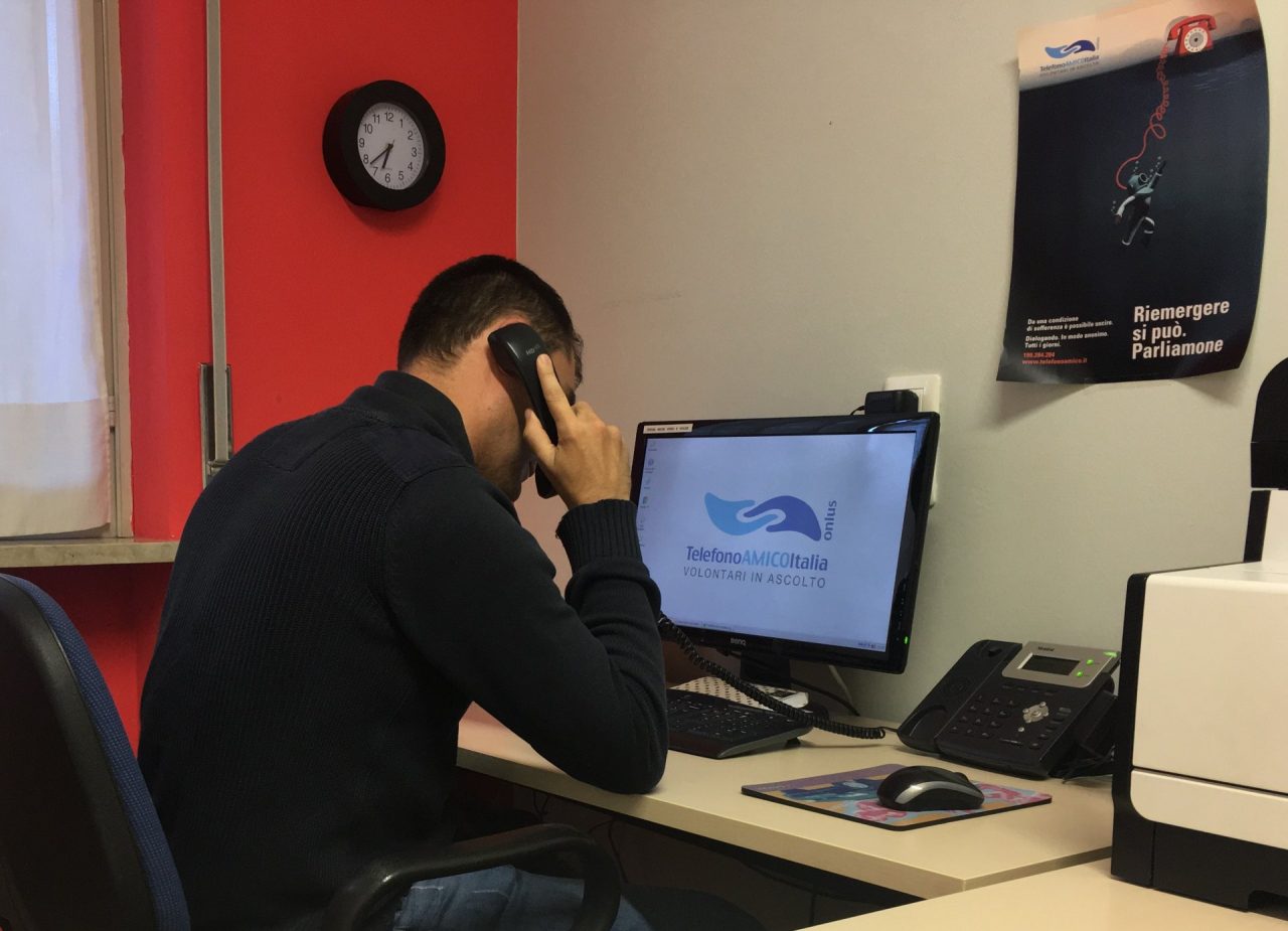Telefono Amico: «Quasi 1000 richieste di aiuto in un anno»