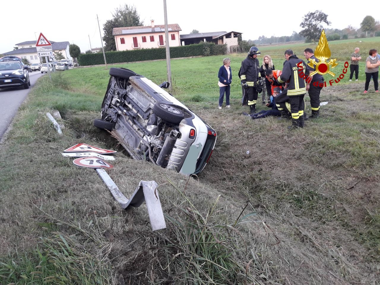 Auto finisce fuori strada: due feriti