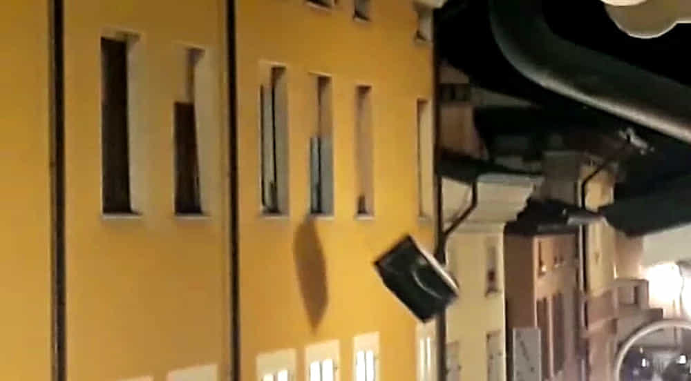 Lanciano tv dalla finestra durante un litigio