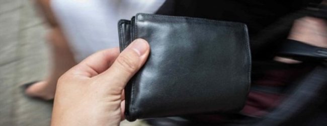 Finge di cercare lavoro e ruba un portafoglio: denunciato un 35enne scledense