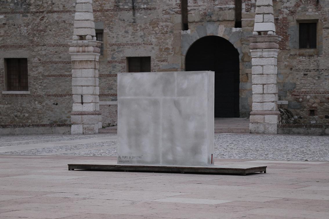 “Il muro di sinistra”: L’installazione in Piazza dell’artista Marco Chiurato