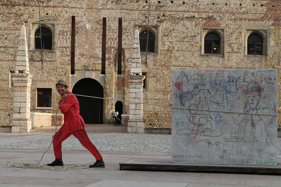 “Il muro di destra”: Nuovo nome e posizione per l’installazione in Piazza dell’artista Chiurato