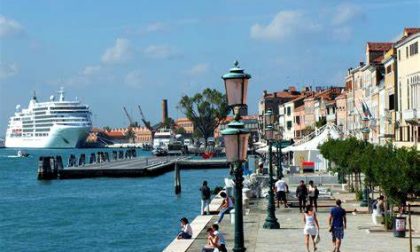 Grandi navi a Venezia: La de Micheli proclama lo "stop"