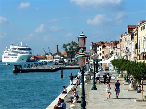 Grandi navi a Venezia: La de Micheli proclama lo “stop”