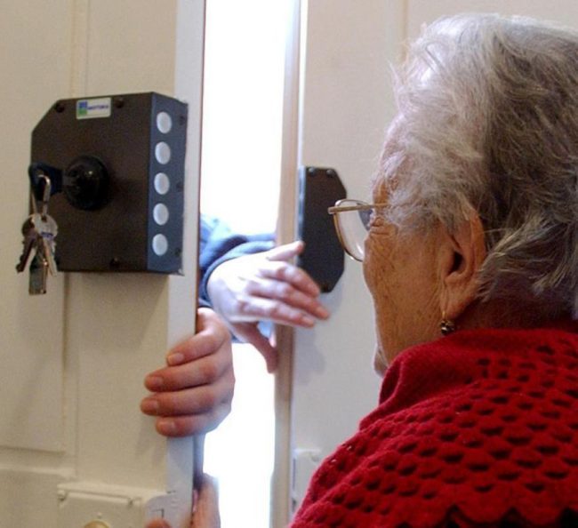 Raggiri agli anziani: Polizia insegue ed arresta truffatore