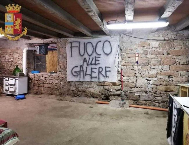 Bombarolo arrestato a Cerro, fabbricava pacchi bomba per gli anarchici