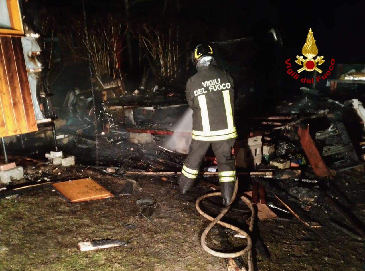 Roulotte prende fuoco nel campeggio