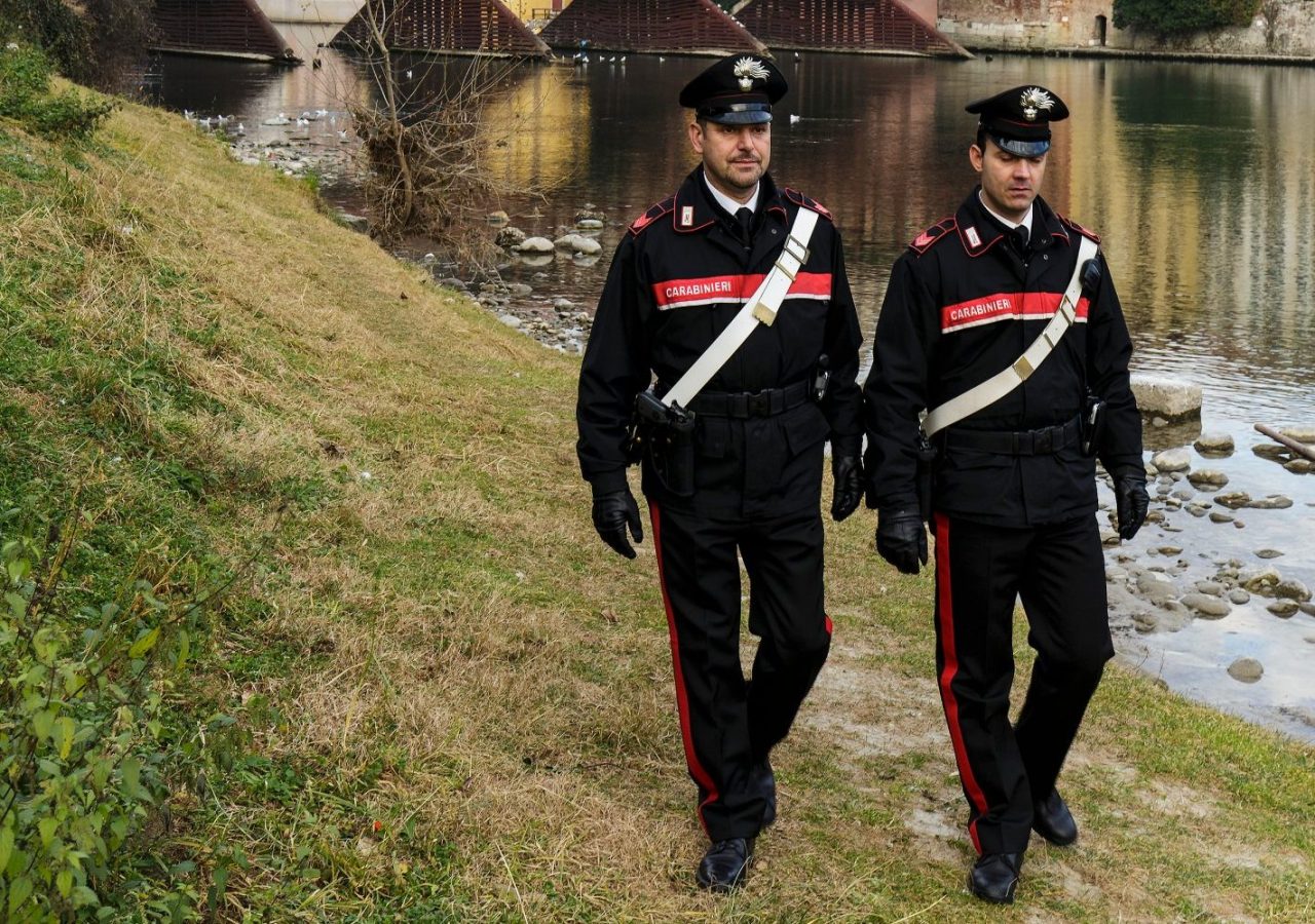 Tre persone rapinano un uomo per strada: Rintracciati e denunciati