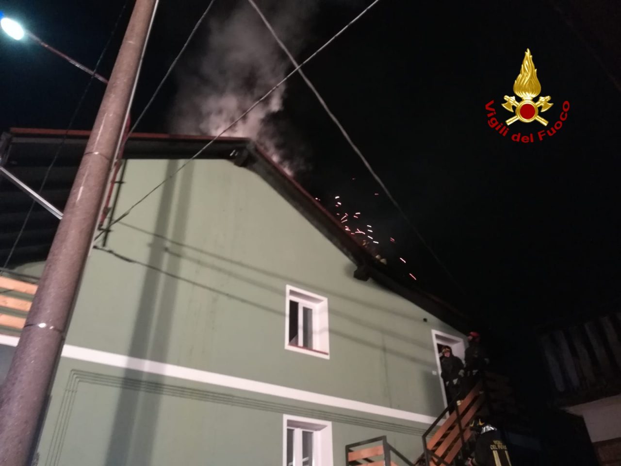 Palazzina in fiamme: Paura a Roana VIDEO