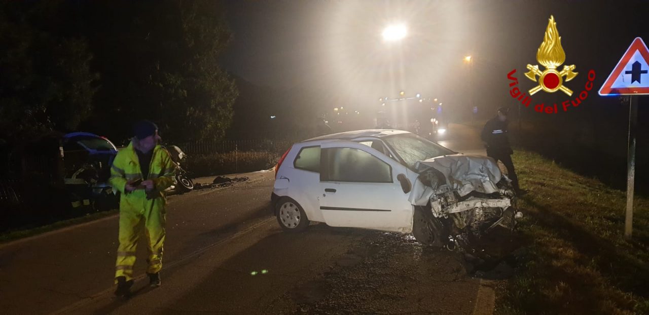 Incidente frontale tra due auto: feriti i due conducenti