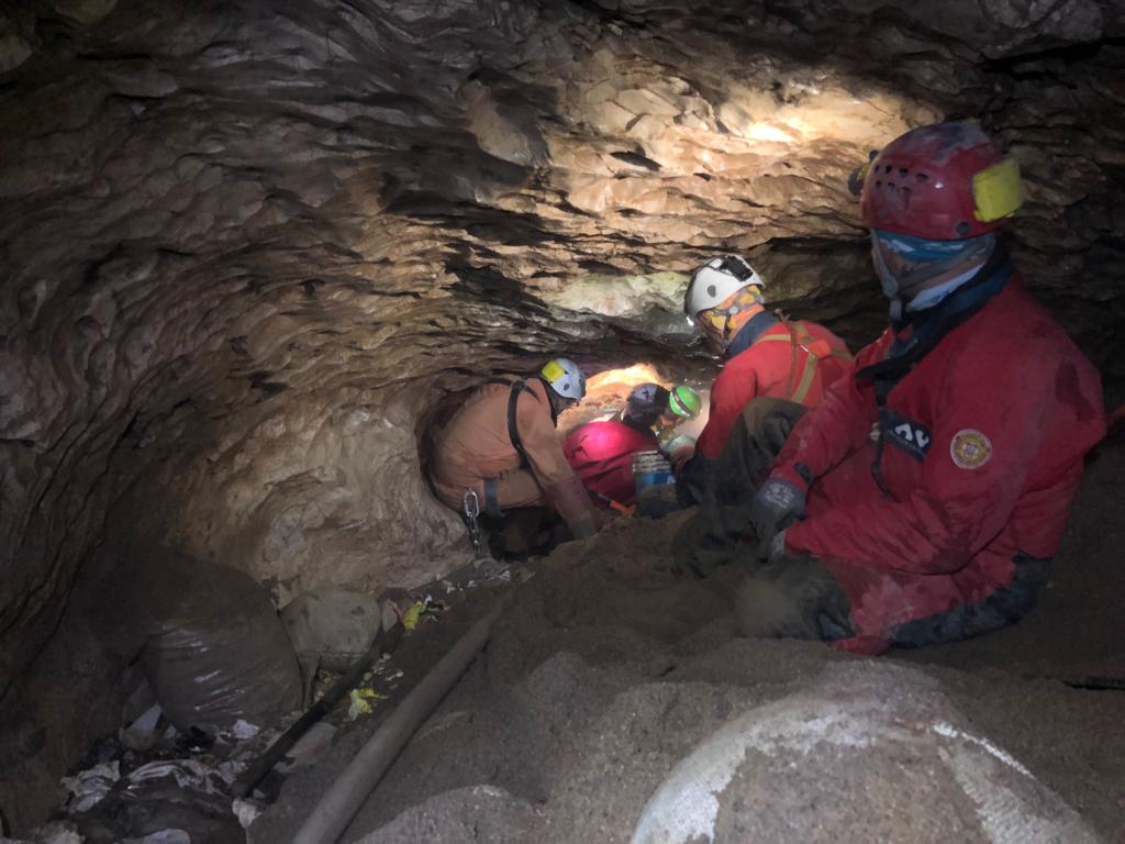 Soccorritori di Vicenza presenti a salvare gli escursionisti della grotta Bus del Diaol
