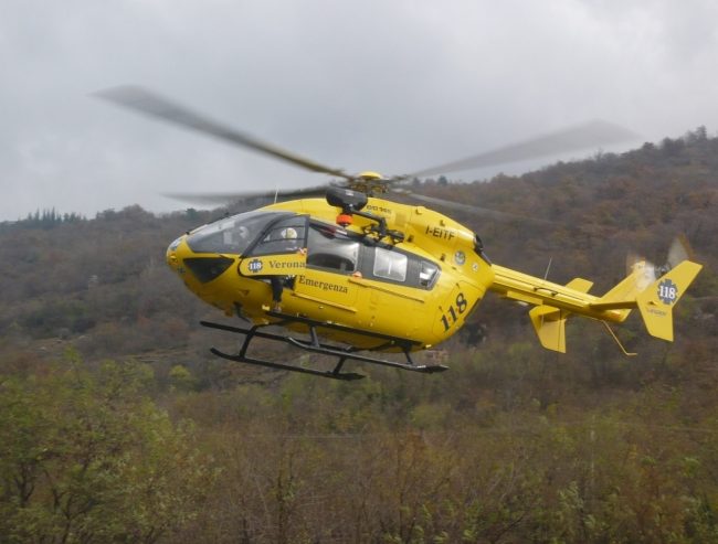 Vola dal tetto e si schianta a terra: Operaio 34enne in fin di vita