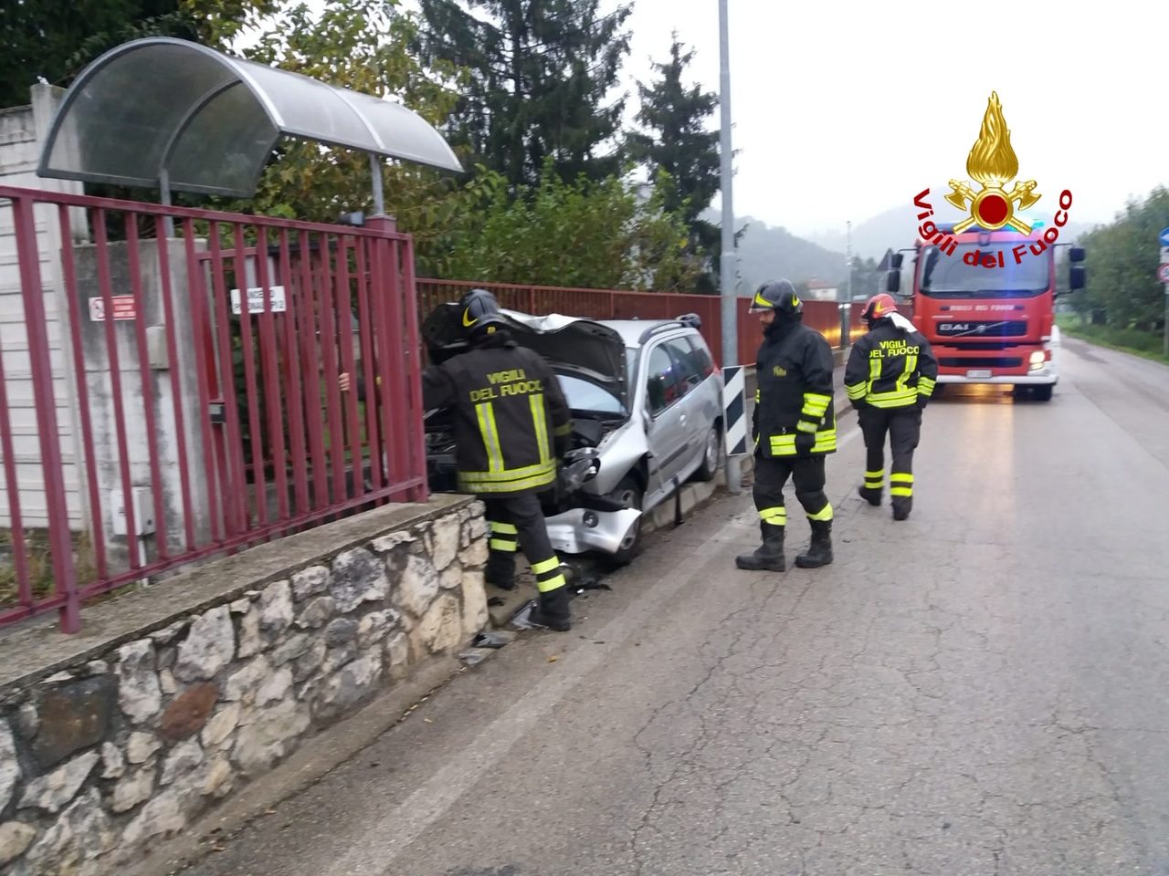 Perde il controllo e si schianta contro un cancello: Conducente ferita